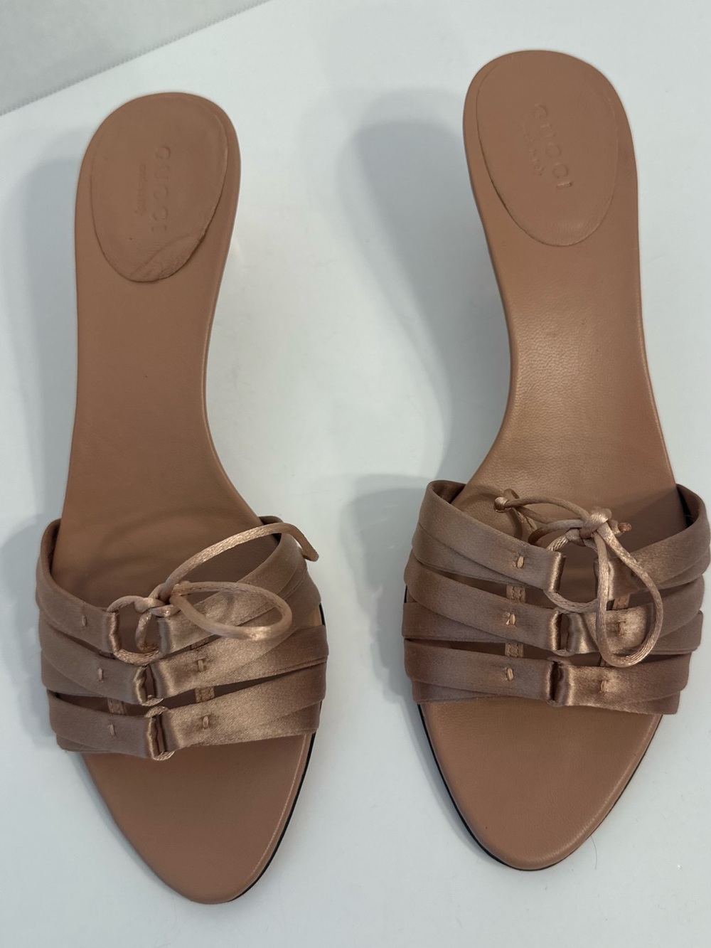 Authentic vintage Gucci Satin Slide Mules in Blush Tan - Picture 2 of 16